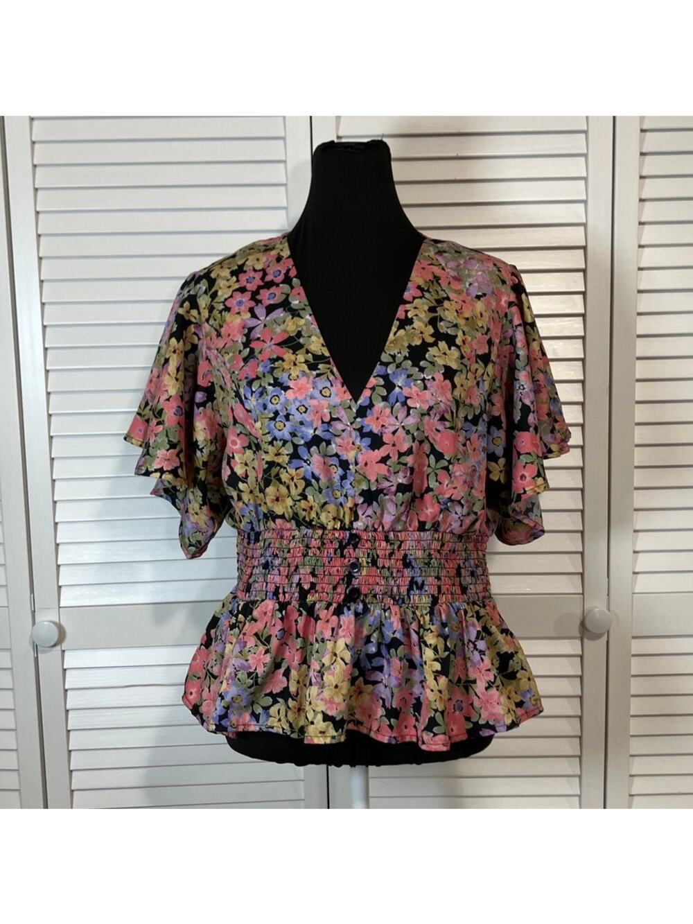 Truth NYC Whimsical Smocked Floral Peplum V-Neck Flutter Sleeves Blouse XL